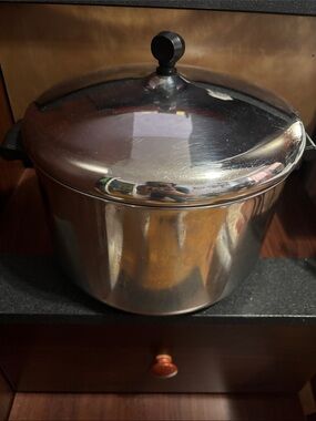 Farberware Stainless Steel  8qt Stock Pot with Black Knob and Handles (used )